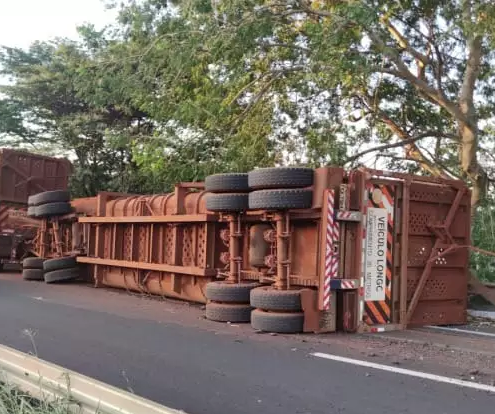 Imagem de compartilhamento para o artigo Carreta canavieira tomba e interdita parcialmente trânsito na BR-060, em Chapadão do Sul da MS Todo dia